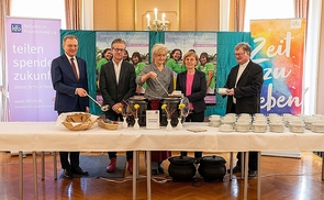 Das traditionelle „Suppenfoto“ (v. l.): Landeshauptmann Thomas Stelzer, Dietmar und Linda Till vom Stiftskeller St. Florian, kfb-Vorsitzende Paula Wintereder und Bischof Manfred Scheuer. 