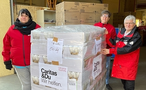 Caritas OÖ-Direktor Franz Kehrer mit Claudia Hager und Christiane Dangl von der Sachspendenabteilung der Caritas OÖ
